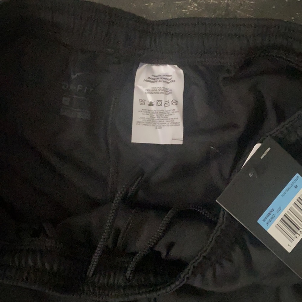 Women’s Nike black short - Picture 3 of 4